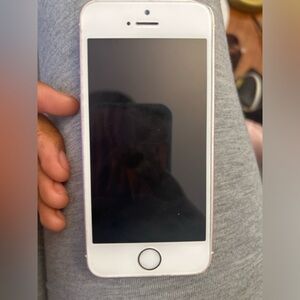 iPhone SE needs activation lock